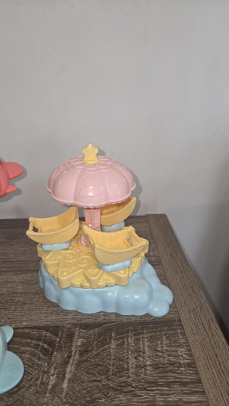 Conjunto de juego de avión para bebé de Sylvanian Families de estilo vintage y conjunto de carrusel de estrellas para bebé de Calico Critters con cama de avión. imagen 4