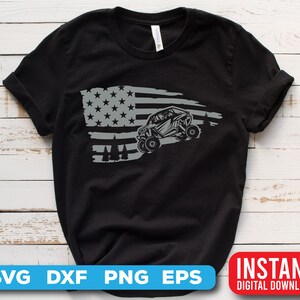 Puede incluir: Camiseta negra con un gráfico gris de un vehículo todoterreno conduciendo sobre una bandera estadounidense estilizada.
