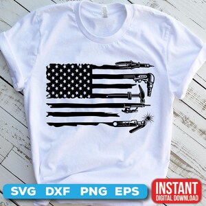 Pode incluir: Um design preto e branco de uma bandeira americana com ferramentas de solda sobrepostas nas listras. O design &eacute; adequado para uso em uma camiseta, caneca ou outros produtos.