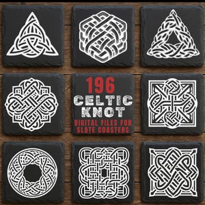 Może przedstawiać: Dziewięć kwadratowych podkładek z łupków z białymi wzorami węzłów celtyckich. Podkładki mają różne skomplikowane wzory węzłów, w tym trójkąt, sześciokąt i kwadrat. Środkowa podkładka zawiera tekst "196 CELTIC KNOT DIGITAL FILES FOR SLATE COASTERS."