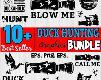 Könnte beinhalten: Ein Set mit über 10 Entenjagd-Grafiken in Schwarzweiß. Die Grafiken beinhalten eine Entenpfeife, einen Entenjäger und fliegende Enten. Der Text "DUCK HUNTING Graphics Bundle" ist in Rot und Blau. Der Text "Best Seller" ist in Blau. Der Text "EPS. Png. EPS." ist in Schwarz. Der Text "DUCKAHOLIC" ist in Schwarz. Der Text "BLOW ME" ist in Schwarz. Der Text "HUNT" ist in Schwarz. Der Text "CALL ME" ist in Schwarz. Der Text "DUCK HUNTING" ist in Schwarz.