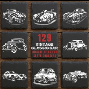 Könnte beinhalten: Neun schwarze Schieferuntersetzer mit weißen Illustrationen von Oldtimern. Der mittlere Untersetzer trägt den Text "129 VINTAGE CLASSIC CAR DIGITAL FILES FOR SLATE COASTERS". Die Untersetzer sind auf einer Holzoberfläche angeordnet.