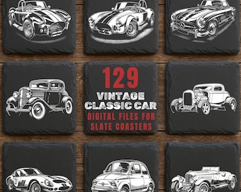 Könnte beinhalten: Neun schwarze Schieferuntersetzer mit weißen Illustrationen von Oldtimern. Der mittlere Untersetzer trägt den Text "129 VINTAGE CLASSIC CAR DIGITAL FILES FOR SLATE COASTERS". Die Untersetzer sind auf einer Holzoberfläche angeordnet.