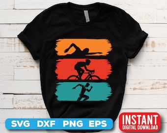 Puede incluir: Camiseta negra con un gráfico de tres siluetas que representan las tres disciplinas de un triatlón: natación, ciclismo y carrera. Las siluetas están sobre un fondo de tres franjas horizontales en rojo, naranja y azul.
