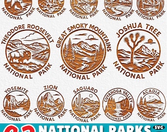 Könnte beinhalten: Eine Sammlung von lasergeschnittenen Holzmedaillons mit Gravuren von US-Nationalparks. Jedes kreisförmige Emblem zeigt ikonische Landschaften und Wildtiere, mit dem Namen des Parks. Die Zahl "63" wird mit dem Text "NATIONAL PARKS" angezeigt.