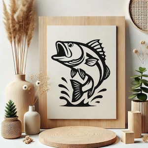 K&ouml;nnte beinhalten: Schwarz-wei&szlig;-Illustration eines Schwarzbarsches, der aus dem Wasser springt. Der Fisch ist in einer stilisierten, fast cartoonartigen Art dargestellt, mit einem gro&szlig;en Maul und Flossen. Die Illustration ist vor einem wei&szlig;en Hintergrund platziert.