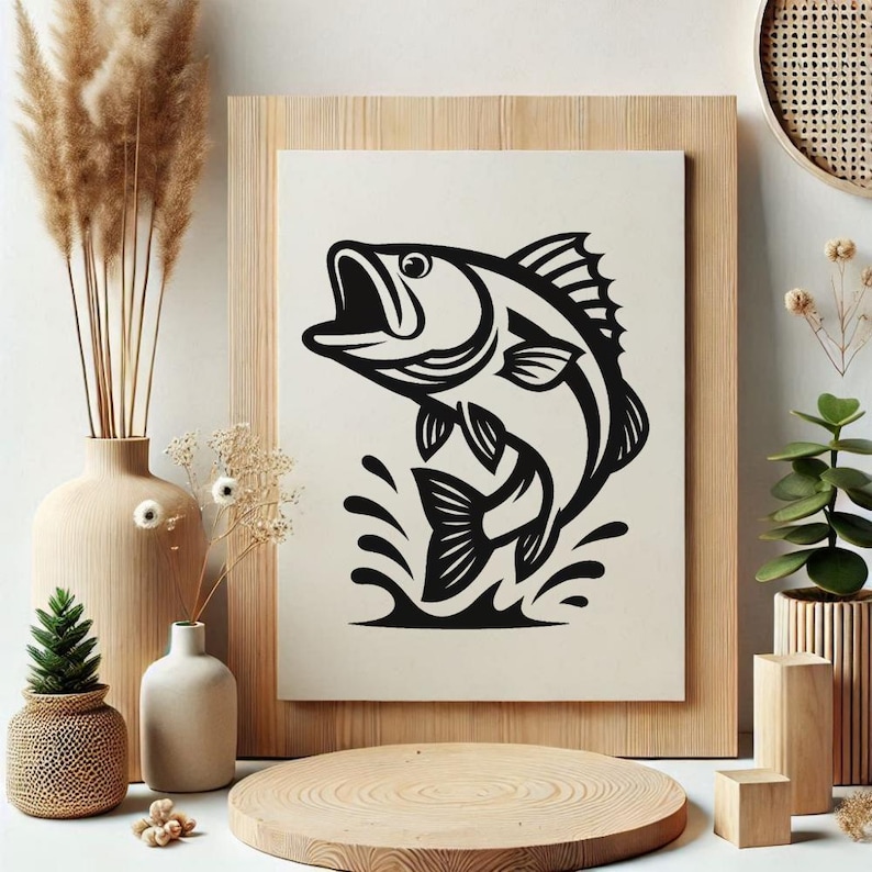 K&ouml;nnte beinhalten: Schwarz-wei&szlig;-Illustration eines Schwarzbarsches, der aus dem Wasser springt. Der Fisch ist in einer stilisierten, fast cartoonartigen Art dargestellt, mit einem gro&szlig;en Maul und Flossen. Die Illustration ist vor einem wei&szlig;en Hintergrund platziert.