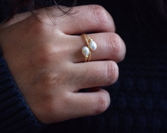 Bague ouverte or perle d'eau douce, bague manchette perle, bague multicouche délicate, bague minimale, bague de tous les jours, bague réglable, cadeau d'anniversaire pour elle