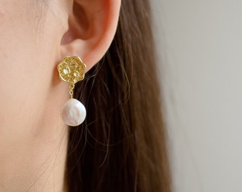 Boucles d'oreilles en perles baroques dorées, boucles d'oreilles en perles de pièce de monnaie, boucles d'oreilles de style vintage, cadeau de demoiselle d'honneur, cadeau d'anniversaire, cadeau pour maman, cadeau pour elle