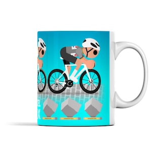 Puede incluir: Taza de cerámica blanca con fondo azul que presenta un ciclista de dibujos animados montando una bicicleta blanca con neumáticos negros. El ciclista lleva un maillot blanco y gris con una franja roja y amarilla. La taza tiene el texto "Vuelta a Espana" y el año "2023" impreso en la parte inferior.