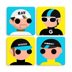 Puede incluir: Cuatro posavasos cuadrados con fondos amarillos y azules. Cada posavasos presenta una ilustración de dibujos animados de un ciclista con casco y maillot. Los nombres de los ciclistas están impresos en sus cascos: CAV, G, WIGGO y FROOMEY.
