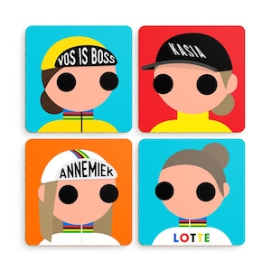 Puede incluir: Cuatro posavasos cuadrados con fondos coloridos e ilustraciones de ciclistas con cascos. Los posavasos llevan los nombres "Vos is Boss", "Kassia", "Annemiek" y "Lotte".