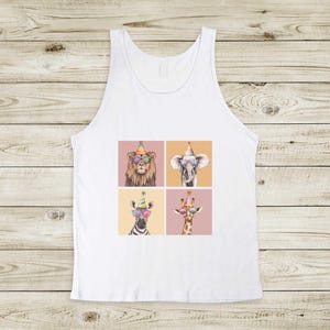 Pu&ograve; includere: Canotta bianca con una grafica di quattro animali che indossano cappelli da festa e occhiali da sole. Gli animali sono un leone, un elefante, una zebra e una giraffa.