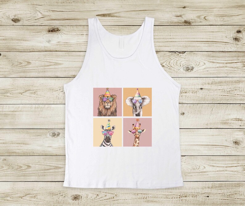 Pu&ograve; includere: Canotta bianca con una grafica di quattro animali che indossano cappelli da festa e occhiali da sole. Gli animali sono un leone, un elefante, una zebra e una giraffa.