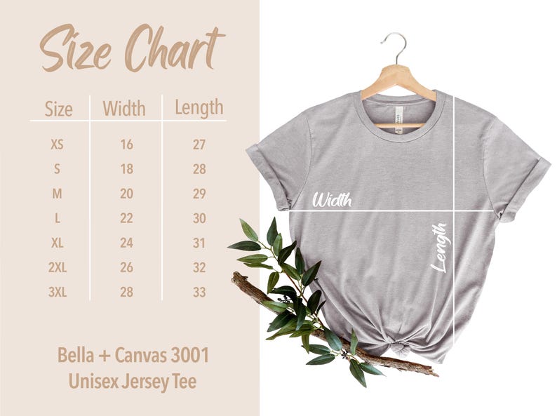 Puede incluir: Tabla de tallas para una camiseta de jersey unisex, que muestra las medidas de ancho y largo en pulgadas para las tallas XS a 3XL. La tabla est&aacute; impresa sobre un fondo marr&oacute;n claro con una camiseta gris colgada de una percha de madera.