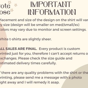 Op de afbeelding: Belangrijke informatie over T-shirt bestellingen van Coyote & Rose. De plaatsing en grootte van het ontwerp op het shirt vari&euml;ren per maat. Kleuren kunnen vari&euml;ren vanwege monitor- en scherminstellingen. Witte T-shirts zijn licht doorschijnend. Alle verkopen zijn definitief. Elk product wordt speciaal voor u bedrukt. Controleer de maattabel en de geschatte levertijden zorgvuldig. Als er kwaliteitsproblemen zijn met het shirt of de bedrukking, stuur dan een bericht met een foto zo snel mogelijk.