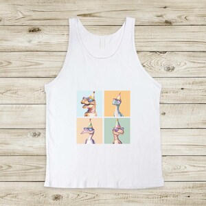 Puede incluir: Camiseta blanca de tirantes con un gr&aacute;fico de cuatro dinosaurios con sombreros de fiesta y gafas de sol. Cada dinosaurio est&aacute; en un cuadrado separado.