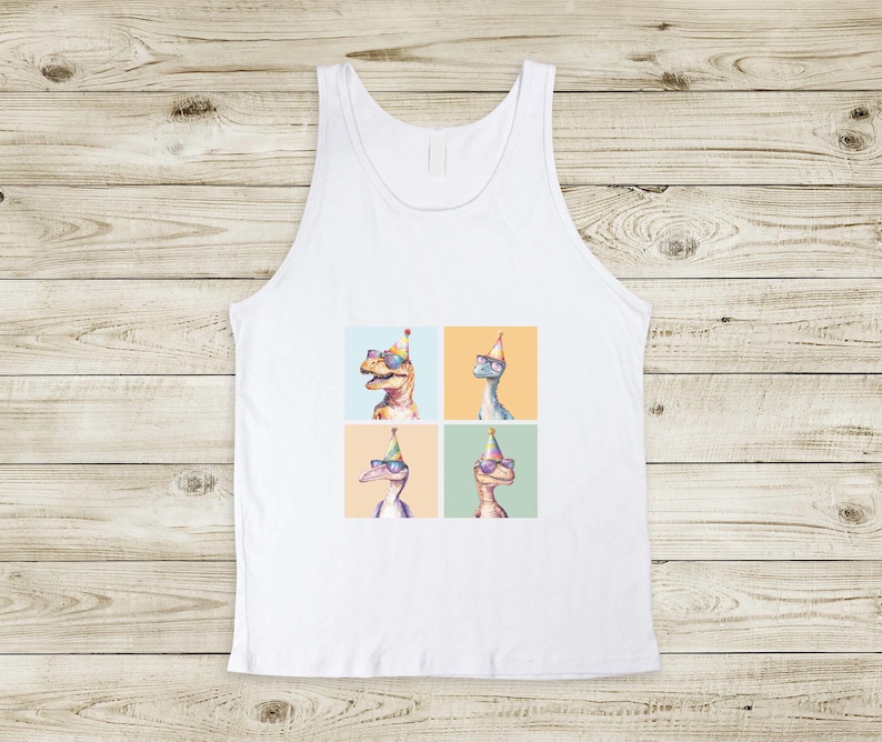 Puede incluir: Camiseta blanca de tirantes con un gr&aacute;fico de cuatro dinosaurios con sombreros de fiesta y gafas de sol. Cada dinosaurio est&aacute; en un cuadrado separado.