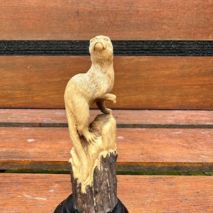 角の彫刻 - 鹿の角から彫られたミニチュアカワウソ | ギフト用のカワウソの彫刻。