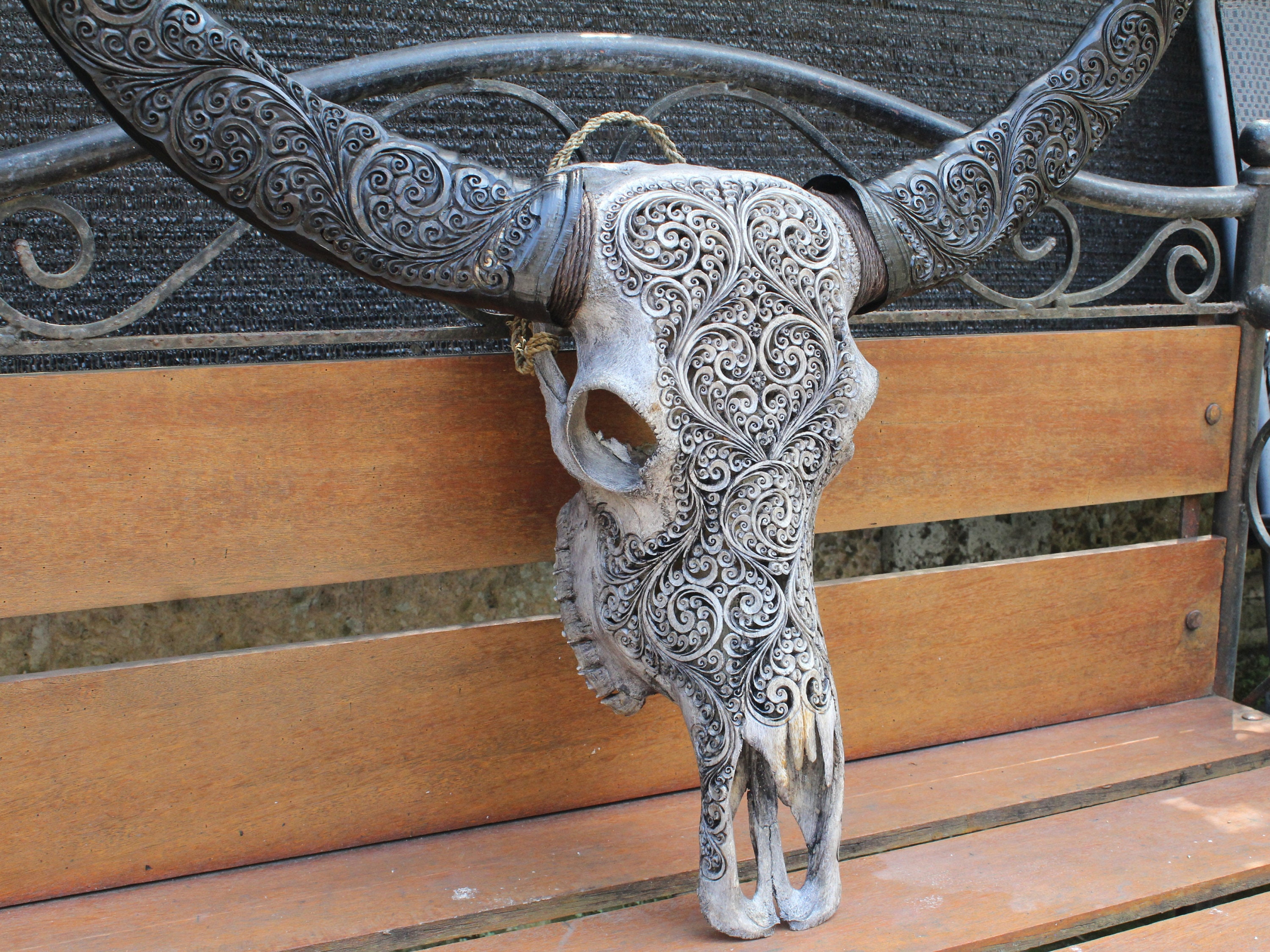角のある手彫りのバッファローの頭蓋骨：壁飾り - Etsy 日本