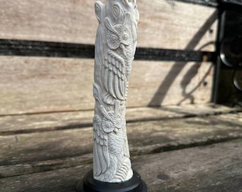 Carve owl on cow bone for decoration or gift.