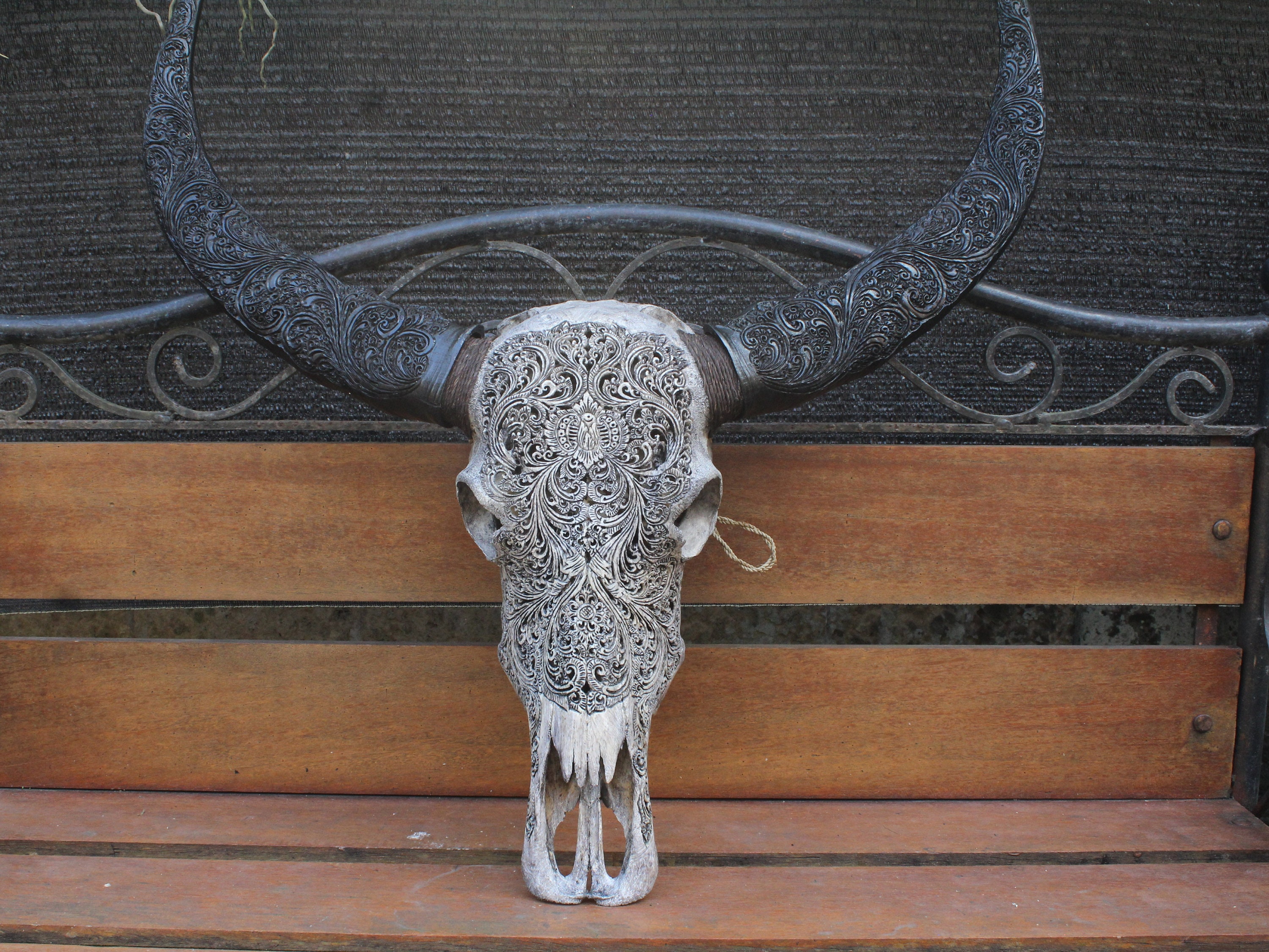 手彫りの水牛の頭蓋骨と角：壁飾り - Etsy 日本