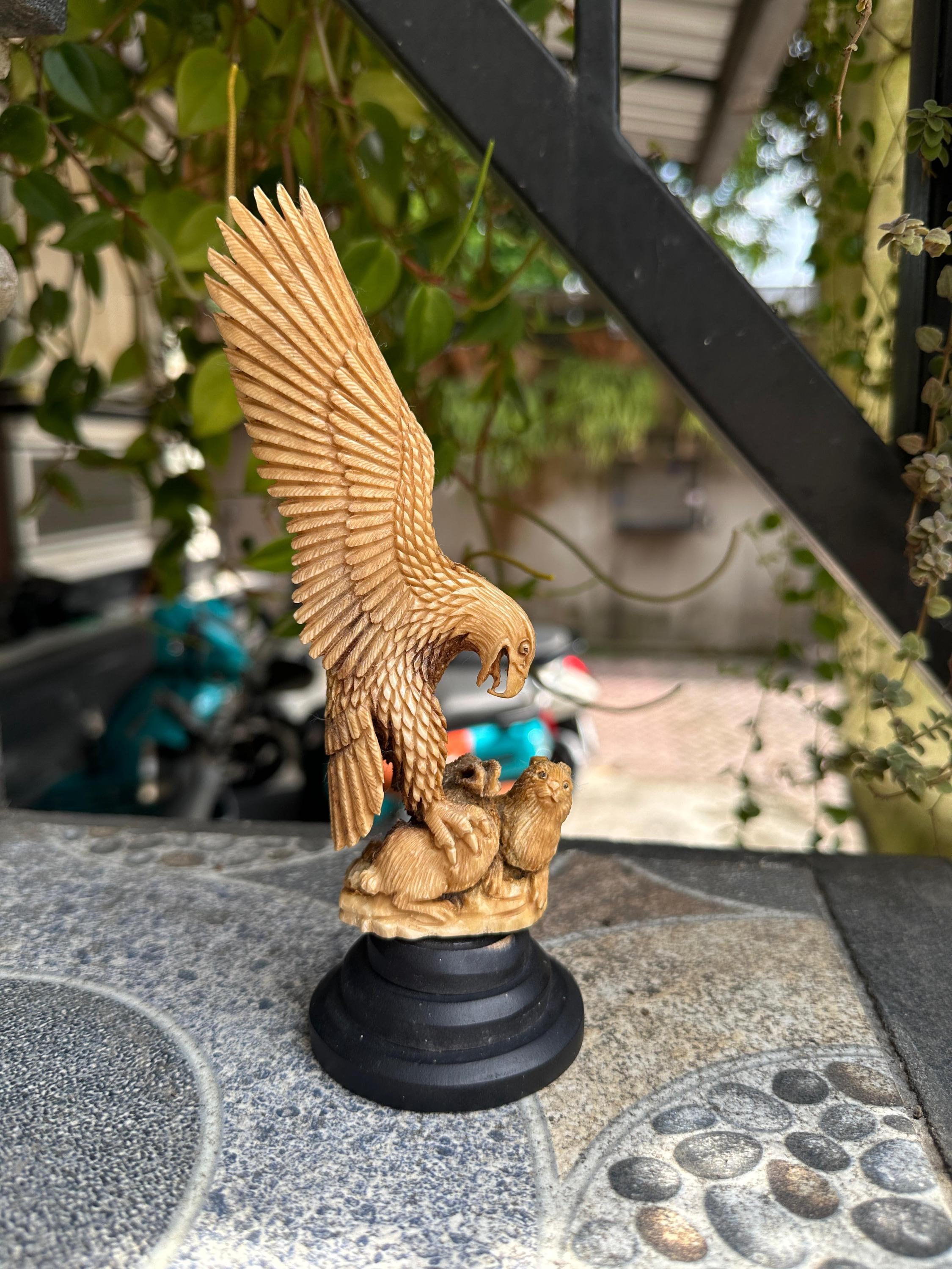 木製彫刻 鷲と鹿のデザイン