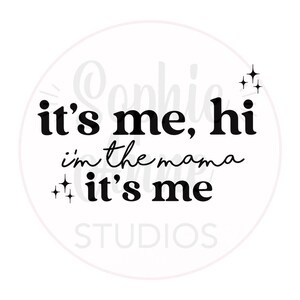 Puede incluir: Diseño gráfico en blanco y negro con el texto "it's me, hi i'm the mama it's me" y el texto "Sophie Studios" en la parte inferior.