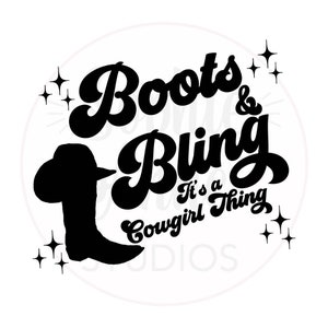 Op de afbeelding: Zwart-wit grafisch ontwerp met de tekst "Boots & Bling It's a Cowgirl Thing". Het ontwerp bevat een gestileerde cowboylaars en sterren.