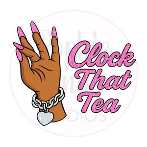 Op de afbeelding: Illustratie van een bruine hand met lange roze glitter nagels, met een zilveren kettingarmband met een hartvormige bedel. De tekst "Clock That Tea" staat in roze glitterletters op een witte achtergrond.