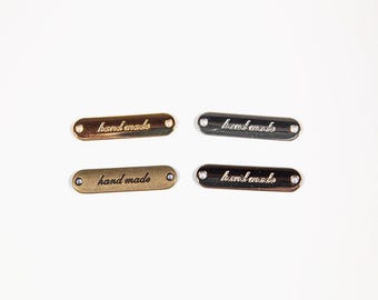 Etiqueta de metal con texto hecho a mano (1 unidad con cierre, 3,7 cm x 0,9 cm), ideal para coser a ganchillo, tejer, bolsos y manualidades.