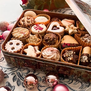 Pastry tin (38Eur per kg) with 1.1 or 1.2 kg of pastries and biscuits, gift tin from FeinLand, cookies as if they were homemade