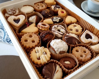 large 2kg pastry box (33Eur per kg), mix for every occasion in storage bowl, biscuits and cookies as if homemade by FeinLand