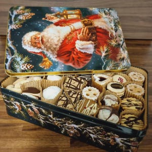 Grote selectie van 3 kg fijn gebak (33 EUR per kg) in een blikken geschenkdoos, koekjes als zelfgemaakte van FeinLand
