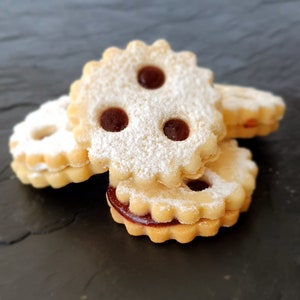 Linzer Cherry 200g (28Eur per Kg) the most popular classic with fruity cherry filling, biscuits from FeinLand