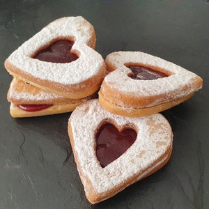 Biscuit hearts 200g (31Eur per kg), heart biscuits with fruity cherry filling from FeinLand