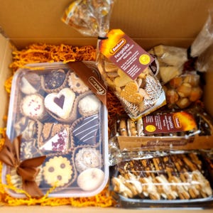 Mega 2Kg Weihnachtskiste (ab 41Eur pro Kg) im stabilen Geschenkarton versandfertig, Weihnachtsgebäck mit viele Spezialitäten von FeinLand