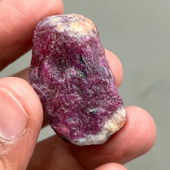 ルビーゾイサイト原石：75.5カラットのルビー原石（7月の誕生石