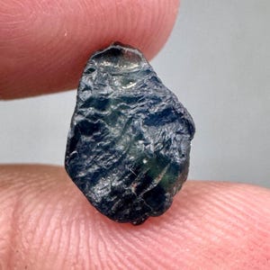 Ruwe ceylonblauwe saffier: natuurlijke onbehandelde septembergeboortesteen, 3,30 karaat