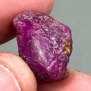 Natürlicher Rubin Roher Karnataka Rubin Probe Rubin Birthstone Rubin Kristall Für Sammlung 32.5 Karat 19X15X14MM Rubin Unbehandelter seltener Rubin Für Geschenk