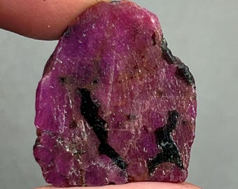 Natürlicher Rubin Roher Karnataka Rubin Probe Rubin Birthstone Rubin Kristall für Sammlung 36.0 Karat 23X20X9MM Rubin unbehandelter seltener Rubin für Geschenk