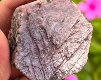 Roher Rubin-Kristall: Hüter der Heiligen Geometrie, 599,6 Karat