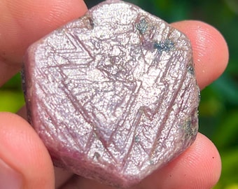 Roher Rubin-Kristall: Hüter der Heiligen Geometrie, 189.50 Karat