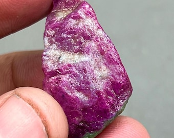 天然の紫ルビー原石：チャクラヒーリングのための67カラットの天然