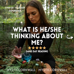 Può includere: Una persona con un vestito nero tiene una sfera di cristallo e pietre preziose in un ambiente forestale. Il testo recita "WHAT IS HE/SHE THINKING ABOUT ME?" con "OVER 15+ YEARS OF EXPERIENCE" e "SAME DAY READING". È visibile anche il nome dell'azienda "MYSTICCORNWALL".