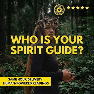 Könnte beinhalten: Eine Person trägt ein langärmeliges schwarzes Oberteil und eine Krone aus Zweigen und kleinen braunen Beeren. Der Text lautet WHO IS YOUR SPIRIT GUIDE? und SAME HOUR DELIVERY HUMAN-POWERED READINGS. Ein Etsy Star Seller Abzeichen ist zu sehen.