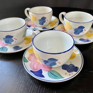 Johnson Brothers of England &quot;MARIE&quot; Set of 4 Cups and Saucers in Very Good Condition