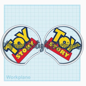 Peut inclure: Une paire d'oreilles de souris blanches avec un logo Toy Story jaune et rouge sur chaque oreille. Le logo dit "Toy Story" dans un contour bleu.