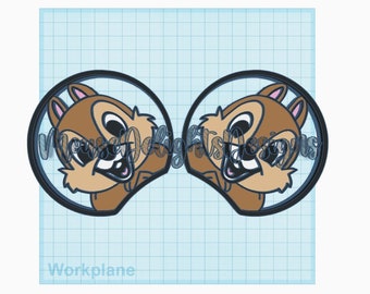 Pode incluir: Dois desenhos de orelhas de esquilo de desenho animado. Cada esquilo tem pelo castanho, um focinho bronzeado e orelhas cor-de-rosa. Eles estão dentro de uma moldura circular preta. O texto "Mouse Designs" está escrito no design. A palavra "Workplane" está escrita na parte inferior.