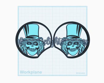 Pode incluir: Dois quadros circulares pretos contendo um gráfico azul-claro de uma caveira usando uma cartola. O design apresenta um rosto esquelético com um sorriso largo e cabelo despenteado sob um chapéu alto. Fundo com grade azul-clara.